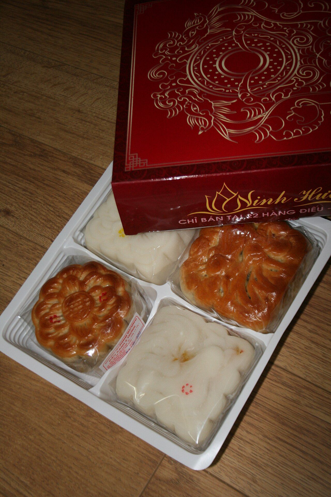 Những chiếc bánh trung thu nướng màu cánh gián in chữ và hoa văn truyền thống