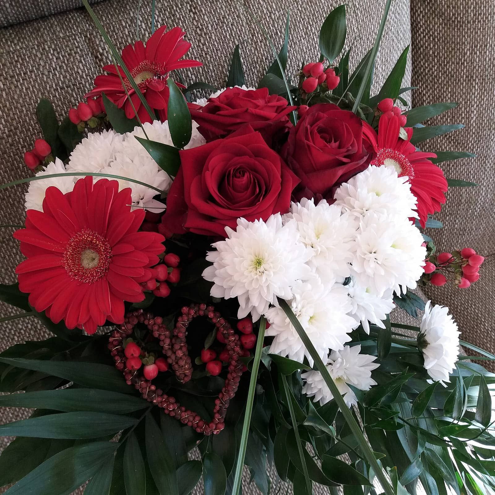 Bó hoa hồng đỏ và hoa trắng gói giấy kraft, món quà quen thuộc ngày Valentine 14/2