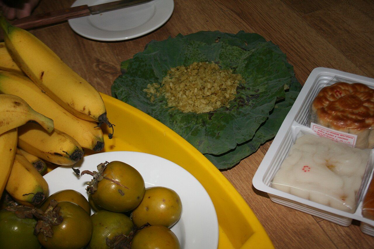 Mâm cỗ Trung Thu với bánh trung thu, bưởi gọt hình chó và trái cây ngũ sắc